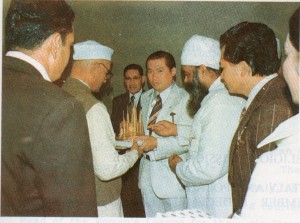 Presenting Peace Pagoda in miniature to H.E. Morarji Desai, Prime Minister of India (Nov. 22, 1977).