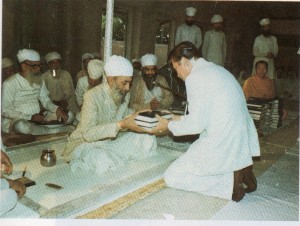 World Peace Envoy, Dr. Suchart Kosolkitiwong, in an audience with H.H. Sri Satguru Jagjit Singh Ji Maharaj at his residence in Punjab, India (Nov. 25,1977).