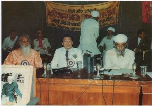 World Peace Envoy, Dr. Suchart Kosolkitiwong, sitting between H.H. Sri Satguru Jagjit Singh Ji Maharaj and H.H. Sri Gurudev Swami Satchidananda,was guest speaker at the 24th World Vegetarian Congress in New Delhi, India (Nov.20-23,1977).