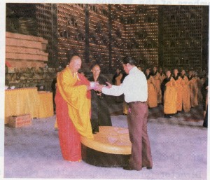 World Peace Envoy, Dr. Suchart Kosolkitiwong, receiving the Holy Soil in a formal presentation from the Abbot of Fo Kuang Shan Monastery.