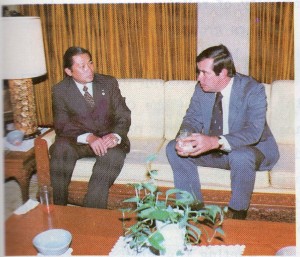 Dr. Suchart Kosolkitiwong exchanging views on world peace with prominent US senator, Mr. Mark O. Hatfield (Oregon), Chairman of Senate Appropriation Committee (Nov. 8, 1980).